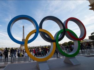 Les anneaux des Jeux Olympiques 2024, sur la place du Trocadéro (Paris).
